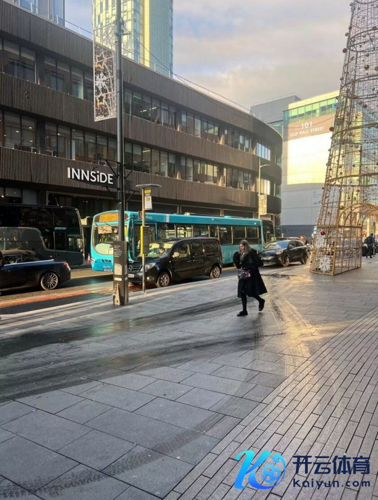 科贝记者:今天凌晨部分利物浦球迷在皇马栈房外燃放鞭炮